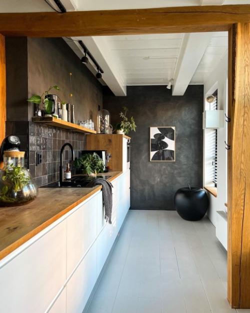 Чёрный цвет, который совсем не утяжеляет пространство: уютный дом со деревянными акцентами. 02