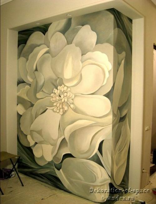 Стильные сочетания утонченных форм в цветочной росписи стен с общей концепцией интерьера наполняют комнату естественной гармонией и красотой. 02