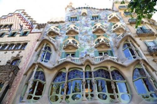 Барселона, Испания.  Дом бальов Барселоне (или дом батло) занимает почетное место среди уникальных творений каталонского архитектора Антонио гауди. 03