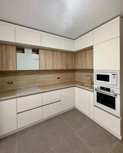 Один из самых удачных вариантов сочетания в кухне: белый цвет и дерево. 02