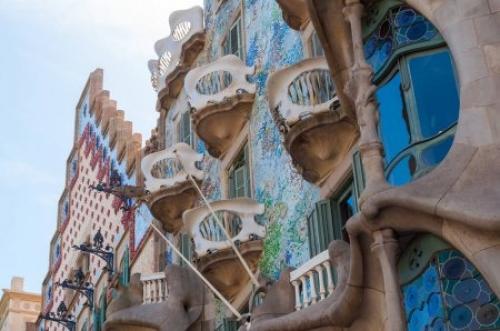 Барселона, Испания.  Дом бальов Барселоне (или дом батло) занимает почетное место среди уникальных творений каталонского архитектора Антонио гауди. 07