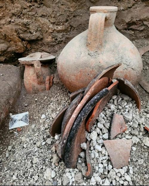 Продолжаются раскопки в Доме Целомудренных Влюбленных, археологи начали извлекать из помещения останки погибших людей. 05