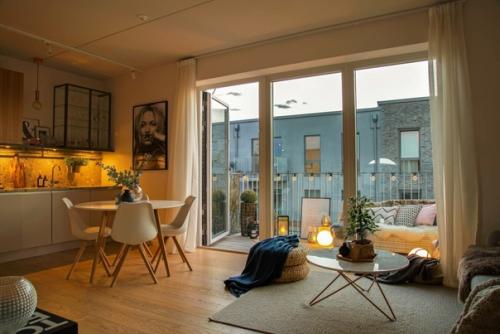 Магия света. При дневном свете, это лёгкое и воздушное пространство, с открытой гостиной и белыми стенами. 05