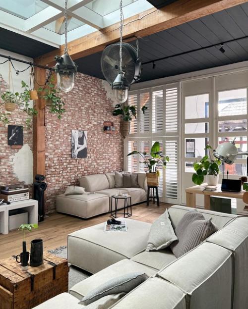 Чёрный цвет, который совсем не утяжеляет пространство: уютный дом со деревянными акцентами. 03