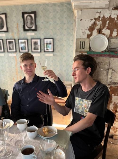 В доме кустаря накрывают столы. 03