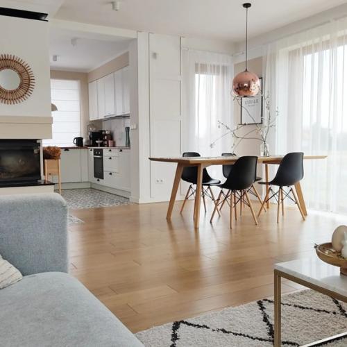 Белый интерьер со вставками из натурального дерева. 06