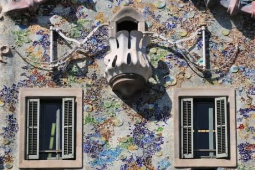 Барселона, Испания.  Дом бальов Барселоне (или дом батло) занимает почетное место среди уникальных творений каталонского архитектора Антонио гауди. 05