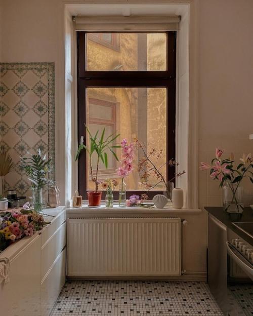 Хозяйка этой квартиры - архитектор, она намеренно оставила стену в гостиной без отделки, увидев красоту в ее ободранном несовершенстве. 04