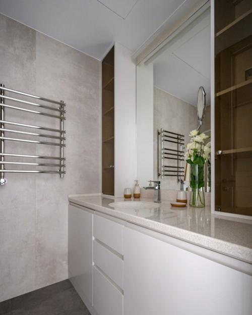 Этой квартирой в современном жилом комплексе владеет взрослая женщина. 08