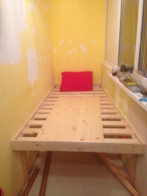 Спальное место на балконе можно организовать очень красиво. 01