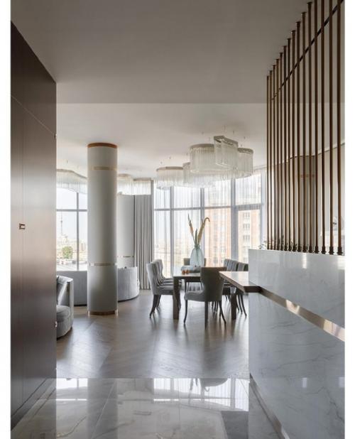 Интерьер квартиры со свободной планировкой и огромными окнами в пол. 06