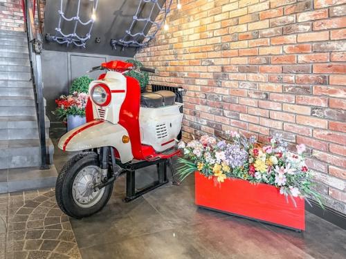 Игра слов The Most - тот редкий случай, когда англицизм очень удачно подобран и здорово отражает, и стиль заведения, и его локацию. 04