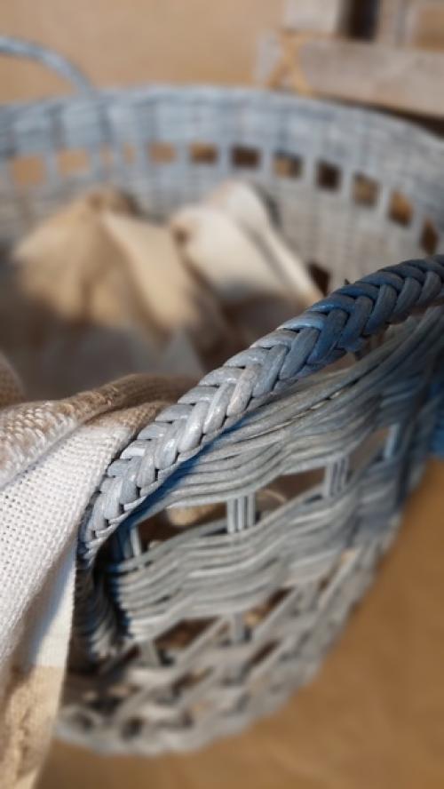 Каким бы просторным и продуманным не был дом, почти всегда возникает необходимость организовать дополнительные способы хранения вещей. 03