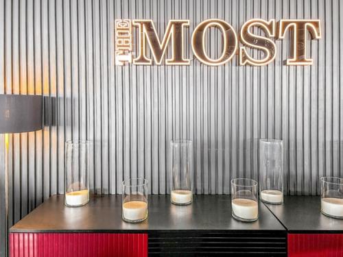 Игра слов The Most - тот редкий случай, когда англицизм очень удачно подобран и здорово отражает, и стиль заведения, и его локацию. 01