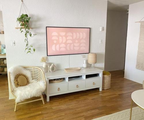 Наличие квартиры - студии или открытой планировки, которая сочетает в себе гостиную и столовую, может показаться сложной задачей. 04