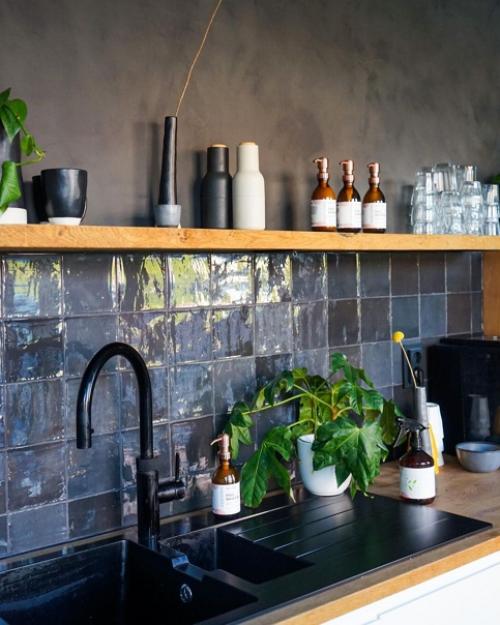 Чёрный цвет, который совсем не утяжеляет пространство: уютный дом со деревянными акцентами. 04