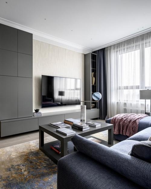 Этой квартирой в современном жилом комплексе владеет взрослая женщина. 03