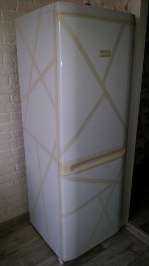 Сделали ремонт кухни и белый старенький холодильник смотрелся не стильно в интерьере. 01