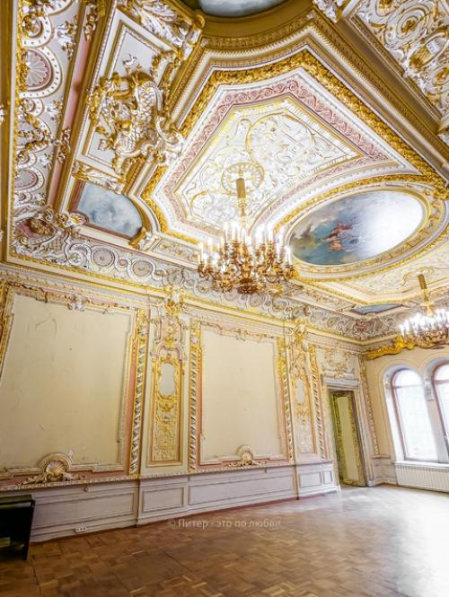 Парадная анфилада малого мраморного дворца по моде XIX века была оформлена во французском стиле. 06