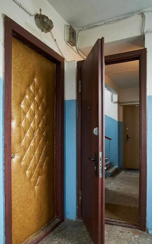 Многие помнят этот типичный дуэт: простая деревянная дверь и вторая, обтянутая дерматином с декоративными гвоздиками. 01