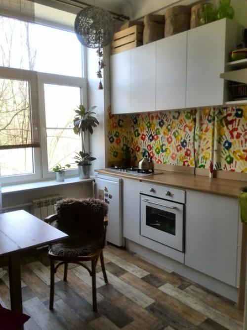 Вдохновились скандинавским стилем и сделали себе такую яркую и смелую кухню. 04