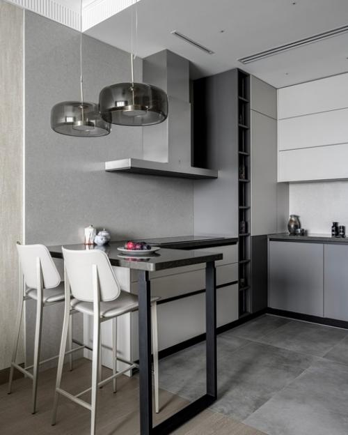 Этой квартирой в современном жилом комплексе владеет взрослая женщина. 01