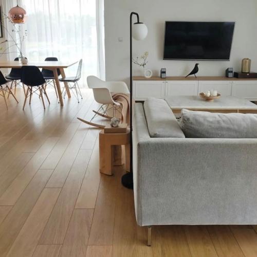 Белый интерьер со вставками из натурального дерева. 02