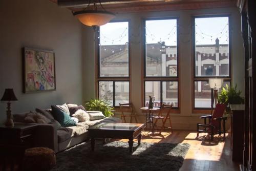 Магия света. При дневном свете, это лёгкое и воздушное пространство, с открытой гостиной и белыми стенами. 02