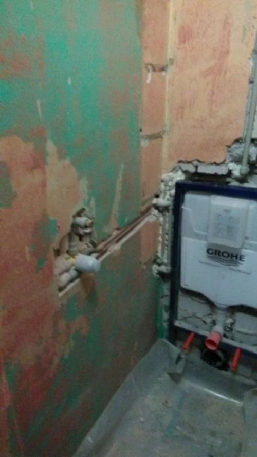 Мужчина сам ремонт в маленьком туалете делал. 01