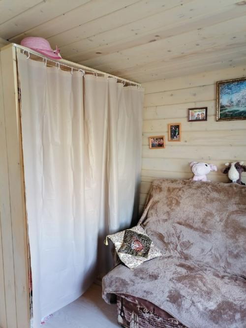 По просьбе подписчиков размещаю фотографии внутреннего интерьера моего крошечного домика. 03