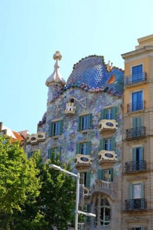 Барселона, Испания.  Дом бальов Барселоне (или дом батло) занимает почетное место среди уникальных творений каталонского архитектора Антонио гауди. 04