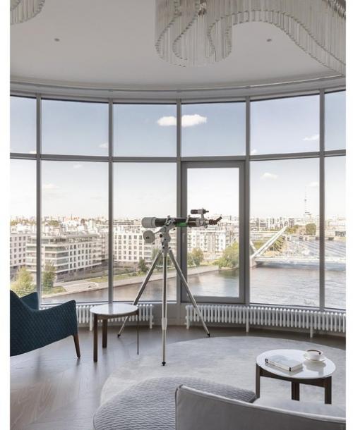 Интерьер квартиры со свободной планировкой и огромными окнами в пол. 01