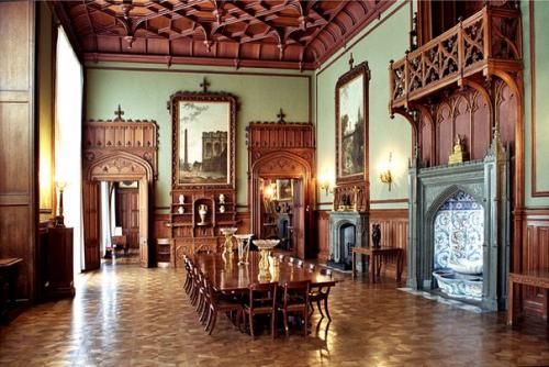 Воронцовский дворец.  Воронцовский дворец является одним из украшений Крыма и главной достопримечательностью курортного города Алупка. 05