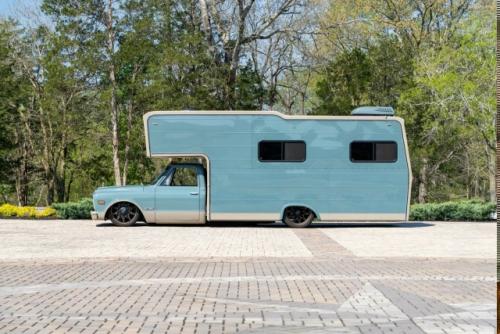 Большинство кемперов медленные и скучные, но этот Chevrolet C30 1972 года совсем другой. 01