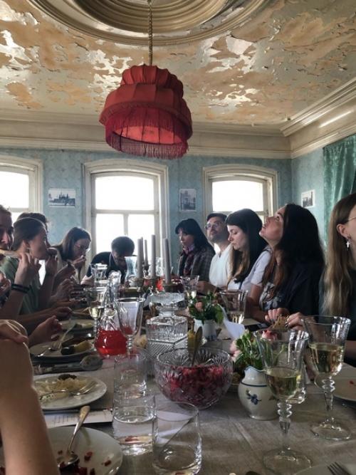 В доме кустаря накрывают столы. 09