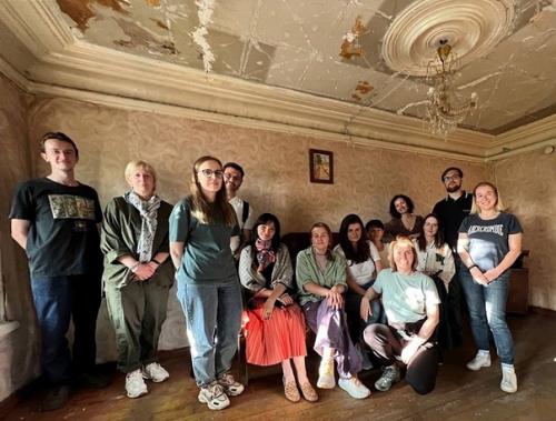 В доме кустаря накрывают столы. 08