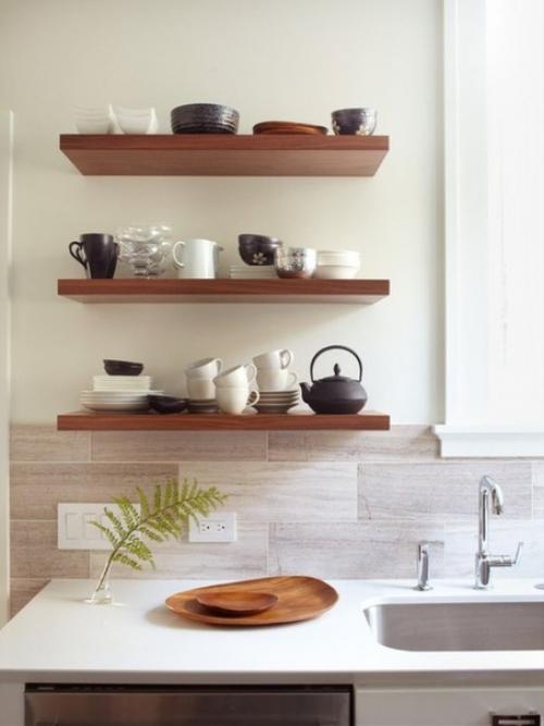 Современный кухонный интерьер, особенно в стилях Прованс или сканди, немыслим без открытых полок. 03