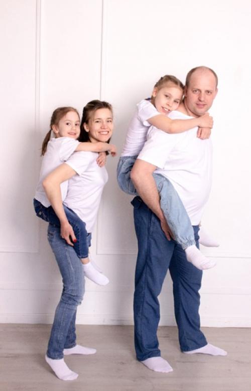 Утром я снимала первую семью с детьми в светлых однотонных футболках и джинсах в студии с интересными локациями. 01