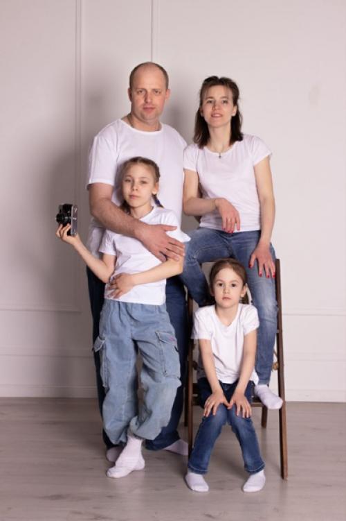 Утром я снимала первую семью с детьми в светлых однотонных футболках и джинсах в студии с интересными локациями. 09