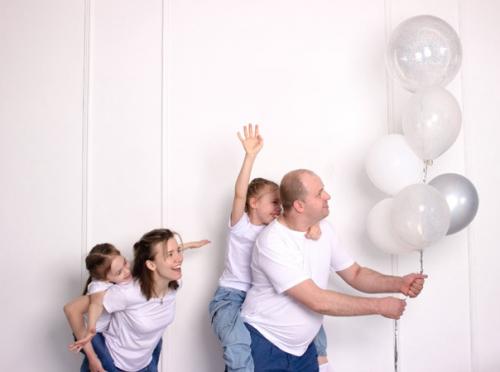 Утром я снимала первую семью с детьми в светлых однотонных футболках и джинсах в студии с интересными локациями. 02