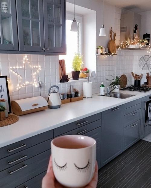 Это все очень уютно выглядит, но, когда начнёшь убираться в таком уюте, сразу понимаешь, что это бардак.