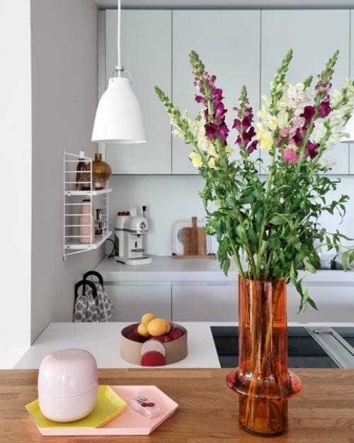 Серая, но не скучная: современная скандинавская квартира с яркими акцентами. 01