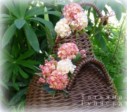 Благородный коричневый.   По фэн-шуй коричневый цвет относится к стихии земли и олицетворяет комфорт и постоянство. 06