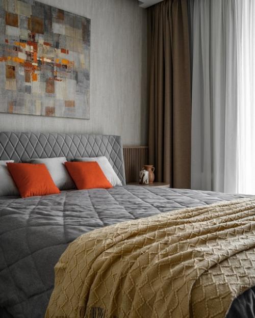 Этой квартирой в современном жилом комплексе владеет взрослая женщина. 04