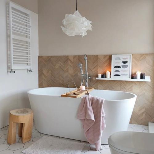 Белый интерьер со вставками из натурального дерева. 07