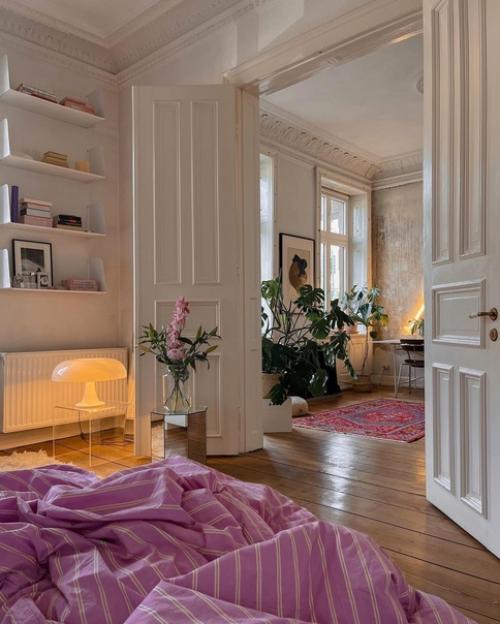 Хозяйка этой квартиры - архитектор, она намеренно оставила стену в гостиной без отделки, увидев красоту в ее ободранном несовершенстве. 05