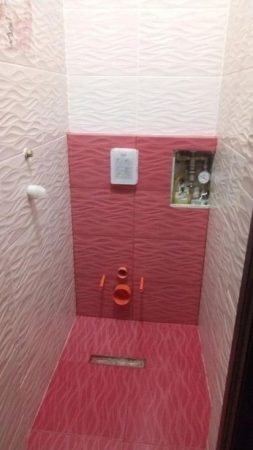 Мужчина сам ремонт в маленьком туалете делал. 03