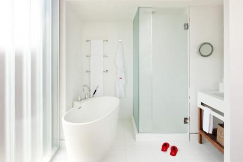 Дизайн ванных комнат в белом цвете.