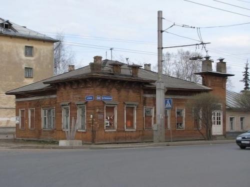 Дом извощикова.  Место, где находится дом, в 1870-х годах было выкуплено вологодской купеческой семьей извощиковых. 02