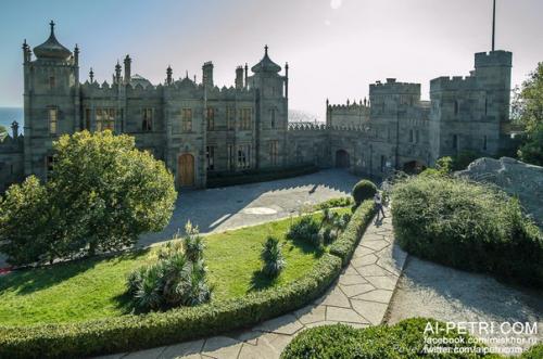 Воронцовский дворец.  Воронцовский дворец является одним из украшений Крыма и главной достопримечательностью курортного города Алупка. 02